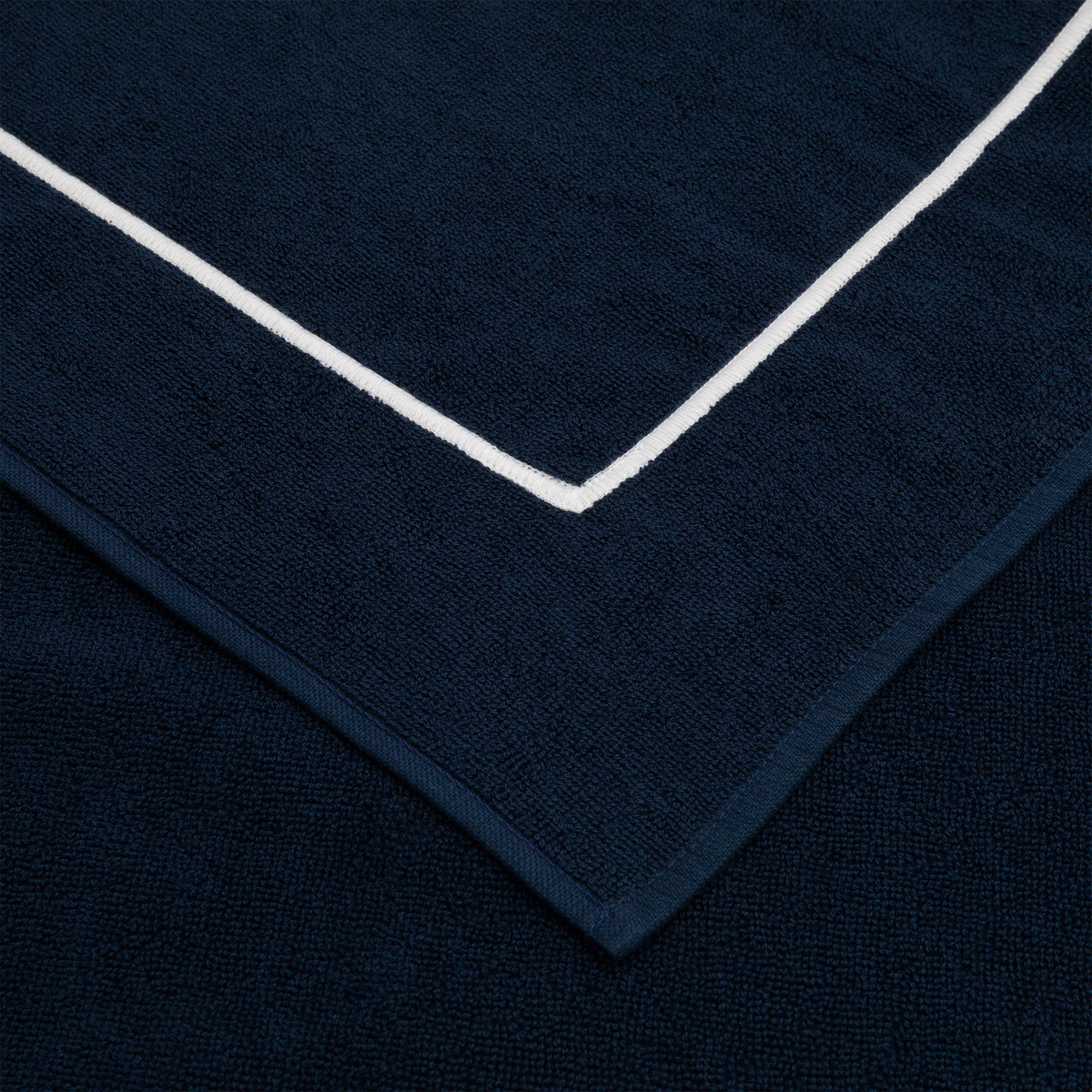 Heirlooms Croisiere Beach Towel