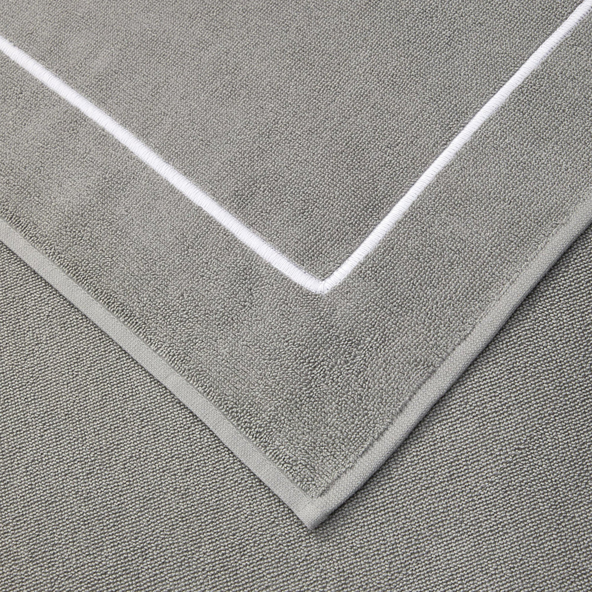 Heirlooms Croisiere Beach Towel